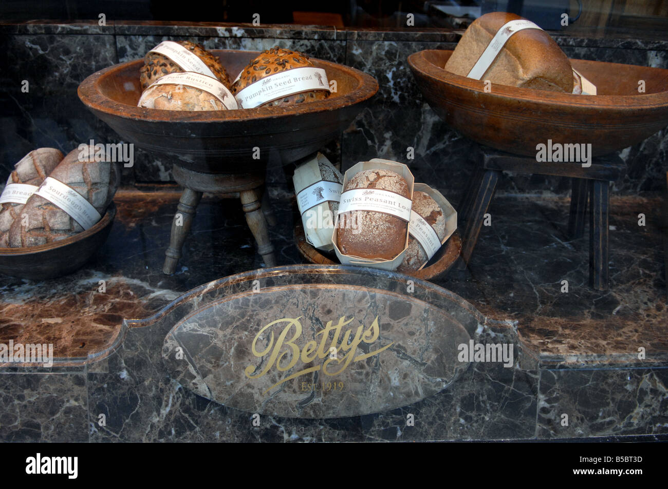 Bettys Teestuben shop Schaufenster in Harrogate Yorkshire UK Stockfoto