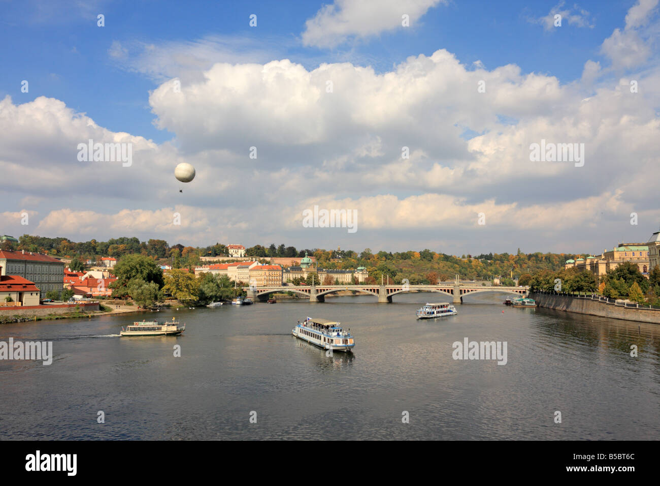 Vltava (Moldau) und Stadt Panorama von Charles Bridge Prag Tschechien gesehen Stockfoto