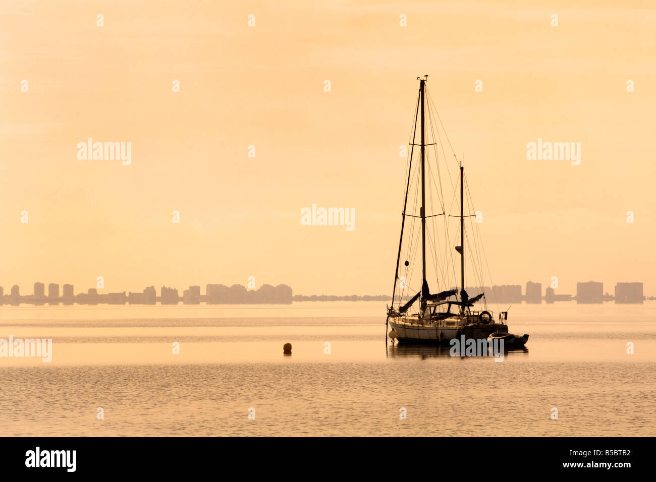 Segelboot am Mar Menor Lagune, in der Nähe von Los Alcazares, Spanien Stockfoto