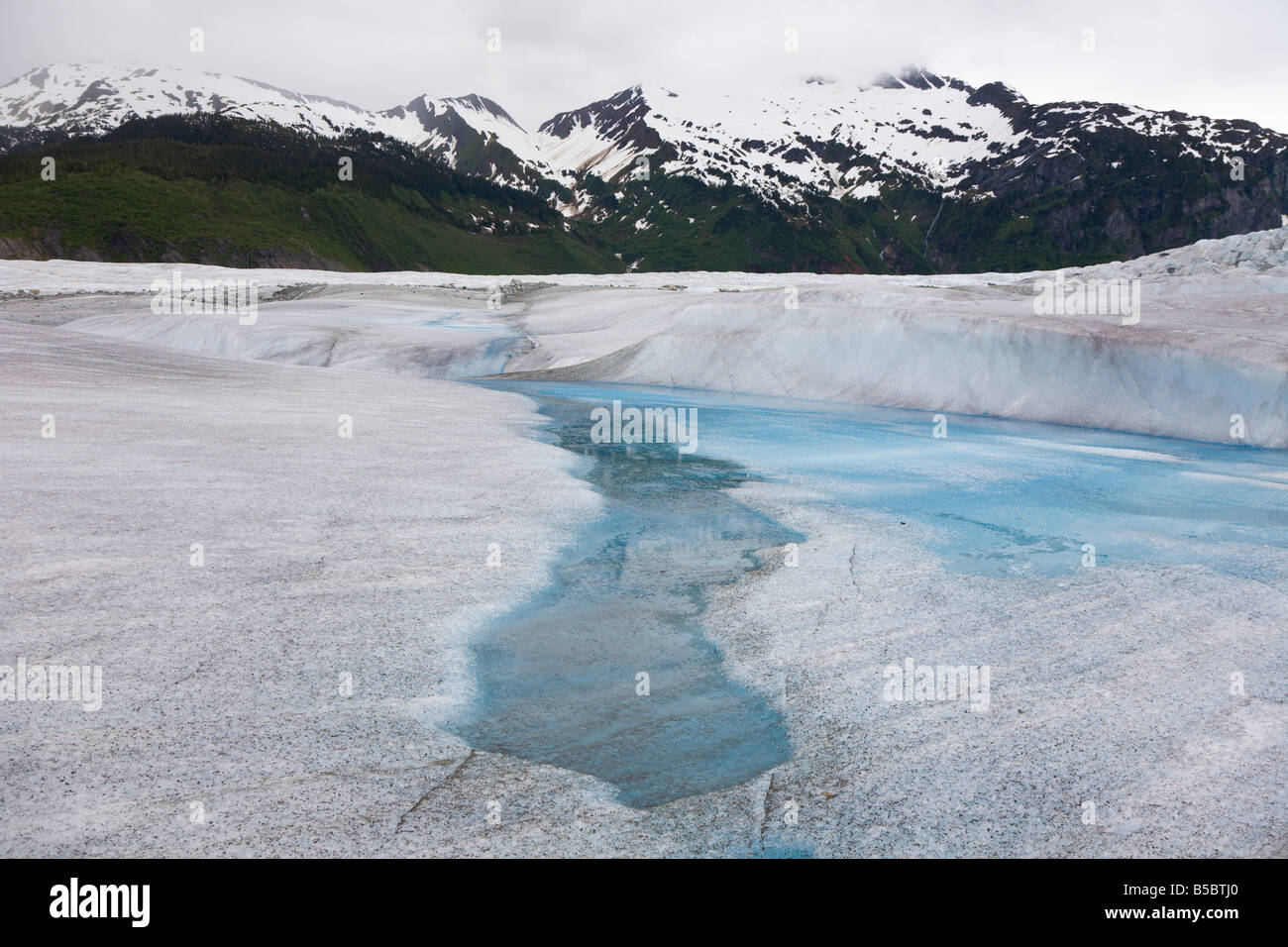 Schmelzende Eisschnitzereien fließen in den Mendenhall Glacier bei Juneau, Alaska Stockfoto