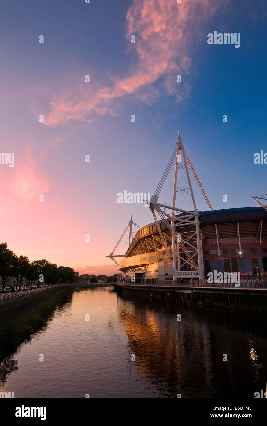 MILLENNIUM STADIUM ON BANK FLUSS TAFF IN CARDIFF SOUTH WALES, AUSTRALIA Stockfoto