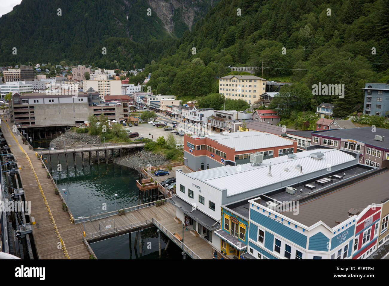 Luftaufnahme der historischen Innenstadt von Juneau Alaska von oben Kreuzfahrtschiff im Hafen. Stockfoto