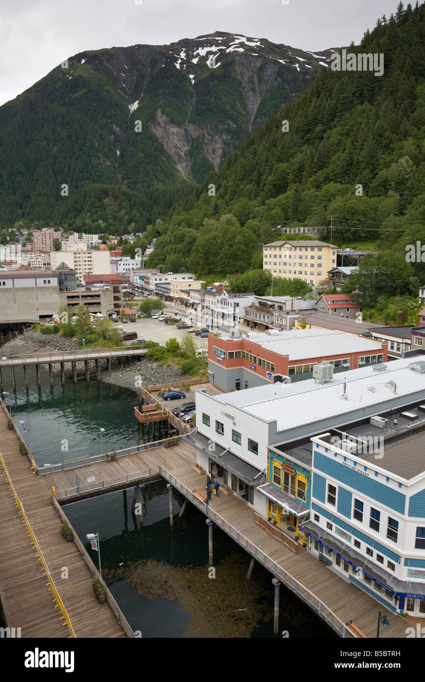 Luftaufnahme der historischen Innenstadt von Juneau Alaska von oben Kreuzfahrtschiff im Hafen. Stockfoto