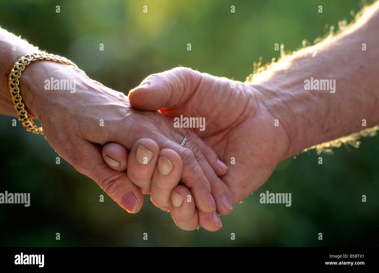 Hand in Hand - verheiratet zwei Senioren in Liebe Hand in Hand im freien Stockfoto