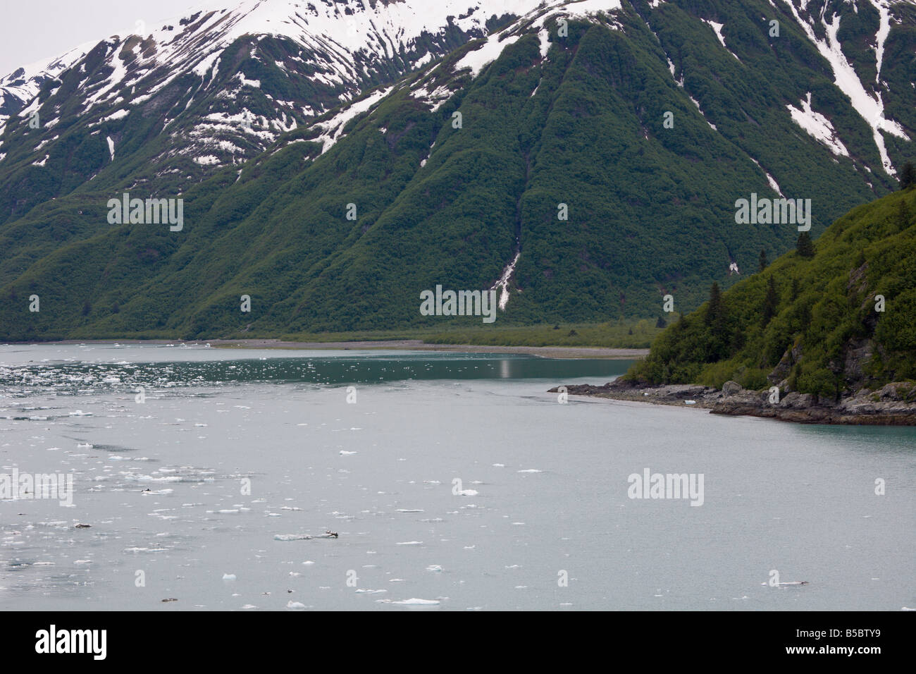Schneebedeckte Berge und Eisstrom in den Gewässern in der Nähe von Hubbard-Gletscher in Alaska Stockfoto