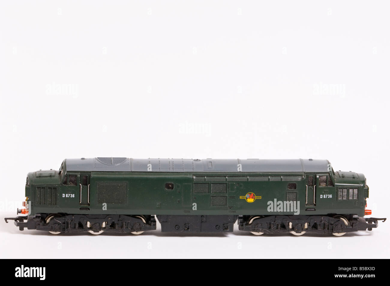Nahaufnahme von Hornby Diesel Modell Zug in grüner Lackierung vor einem weißen Hintergrund (Ausschneiden) in einem Studio gedreht Stockfoto