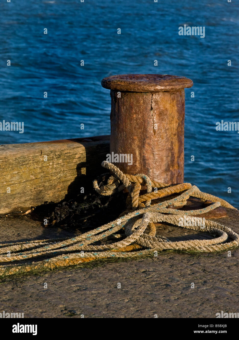 Capstan auf dock-mit Spulen von Seilen Stockfoto