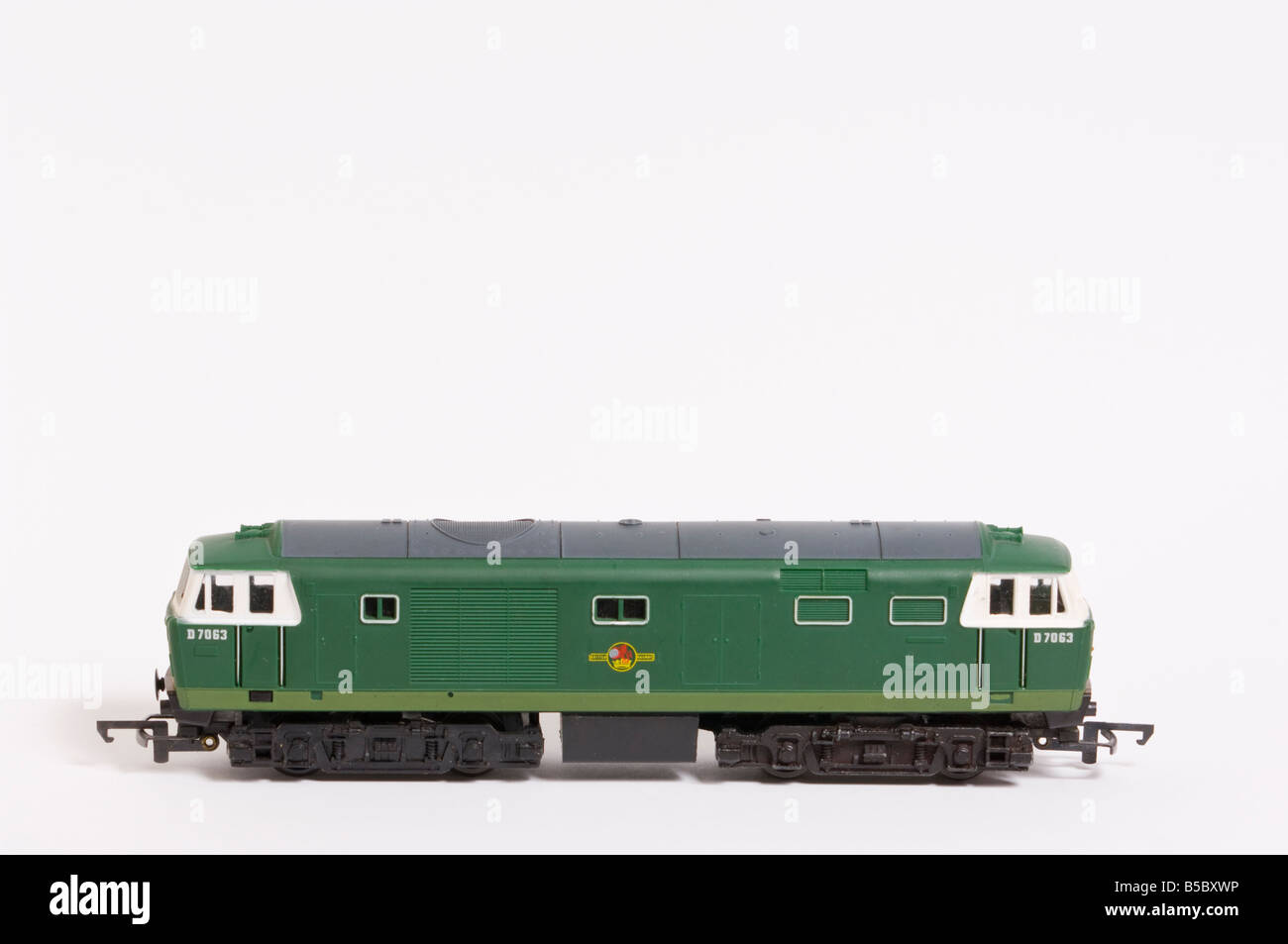 Nahaufnahme von Hornby Diesel Modell Zug in grüner Lackierung vor einem weißen Hintergrund (Ausschneiden) in einem Studio gedreht Stockfoto