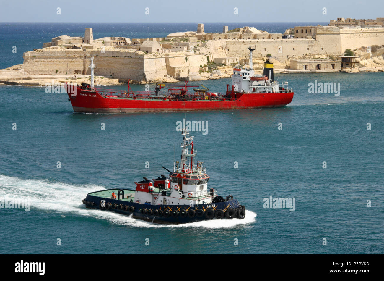 "Kraftstoff-Schiff", "Santa Elena" und Schlepper in den Grand Harbour, Valletta, Malta. Stockfoto