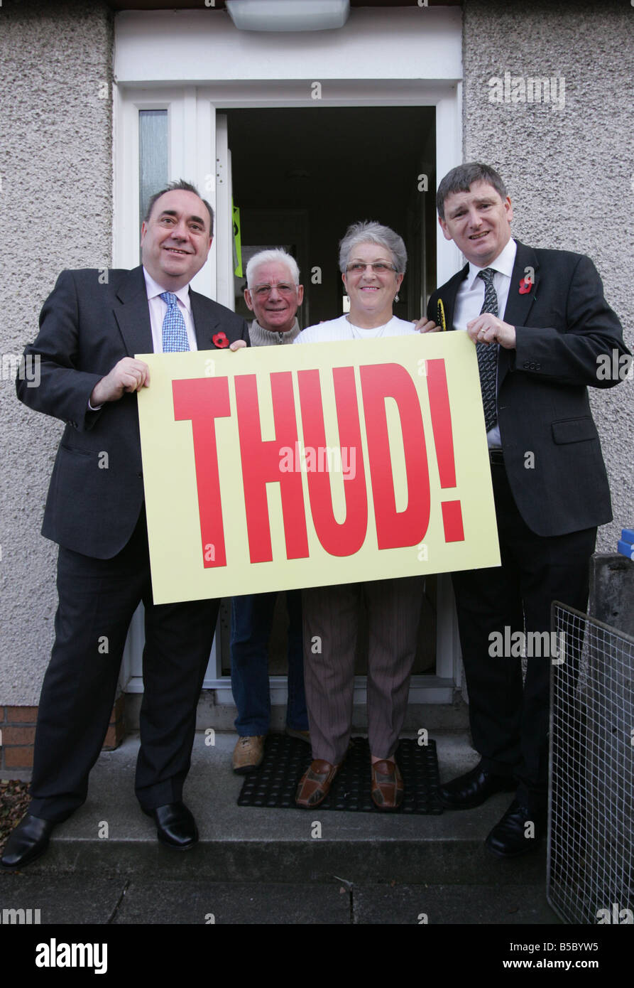 SNP-Kandidat in Glenrothes durch Wahl Peter Grant Kampagnen in Methil mit Ministerpräsident Alex Salmond Stockfoto