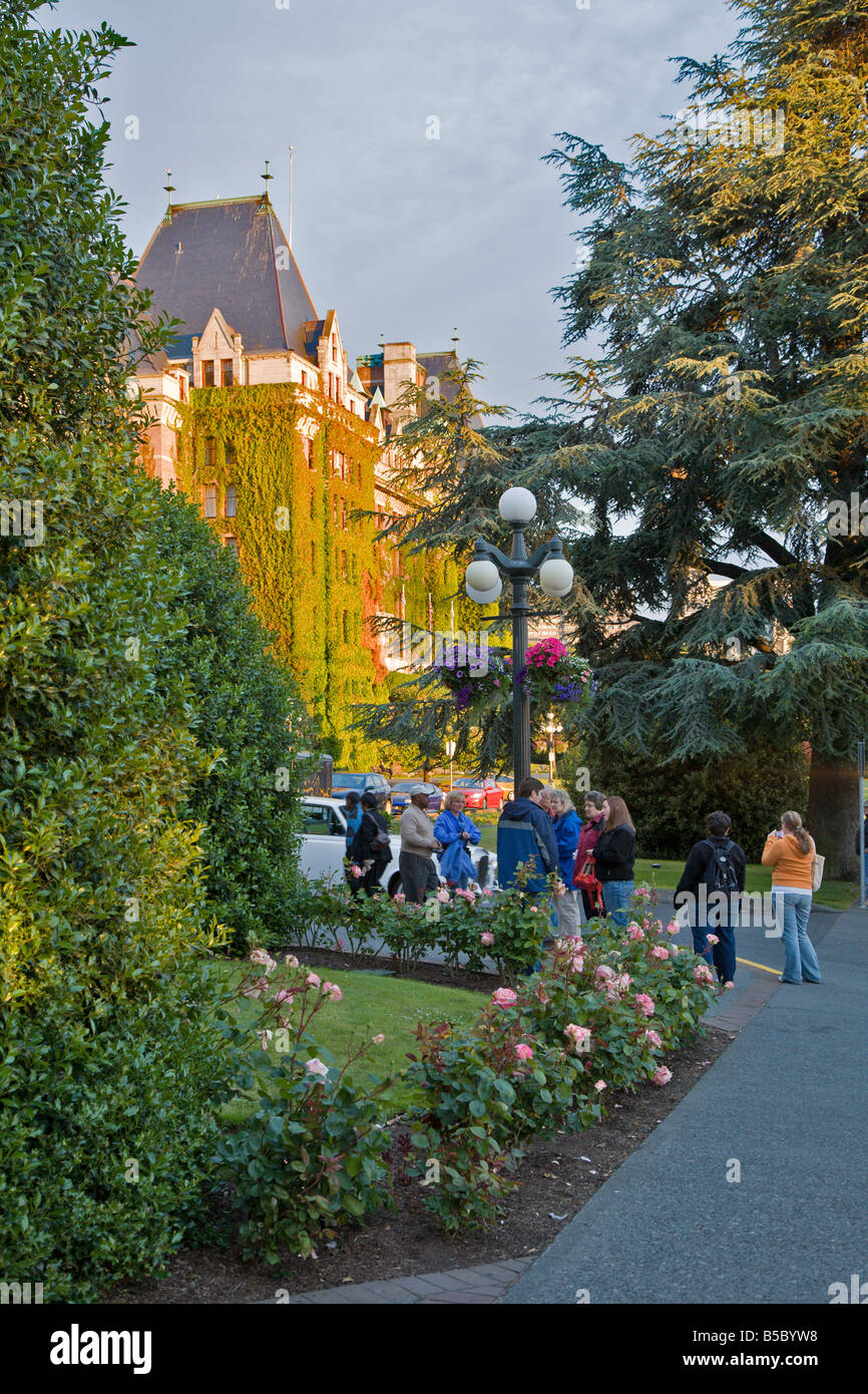 Touristen mischen sich bei Sonnenuntergang vor dem Fairmont Empress Resort Hotel in Victoria, British Columbia, Kanada Stockfoto