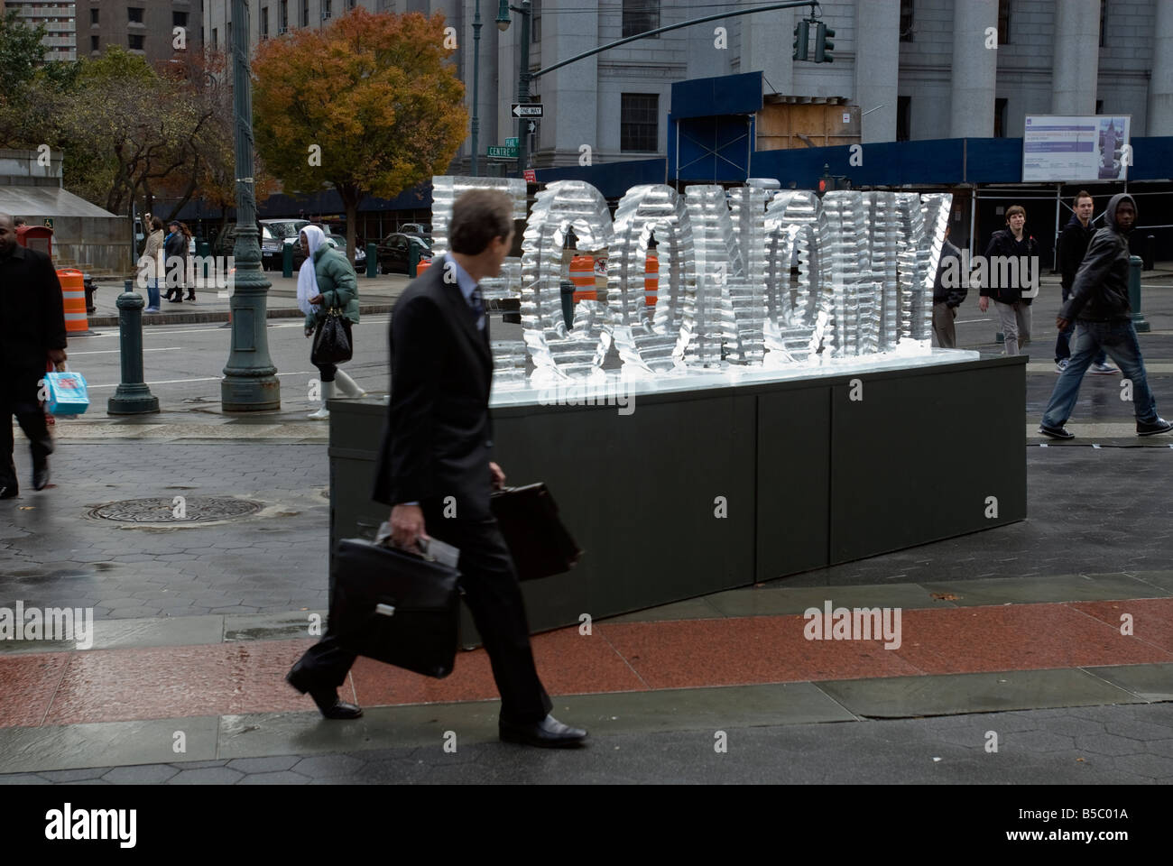 Eine Eisskulptur der Wort-Wirtschaft unter dem Titel Main Street Meltdown schmilzt in Foley Square in New York Stockfoto