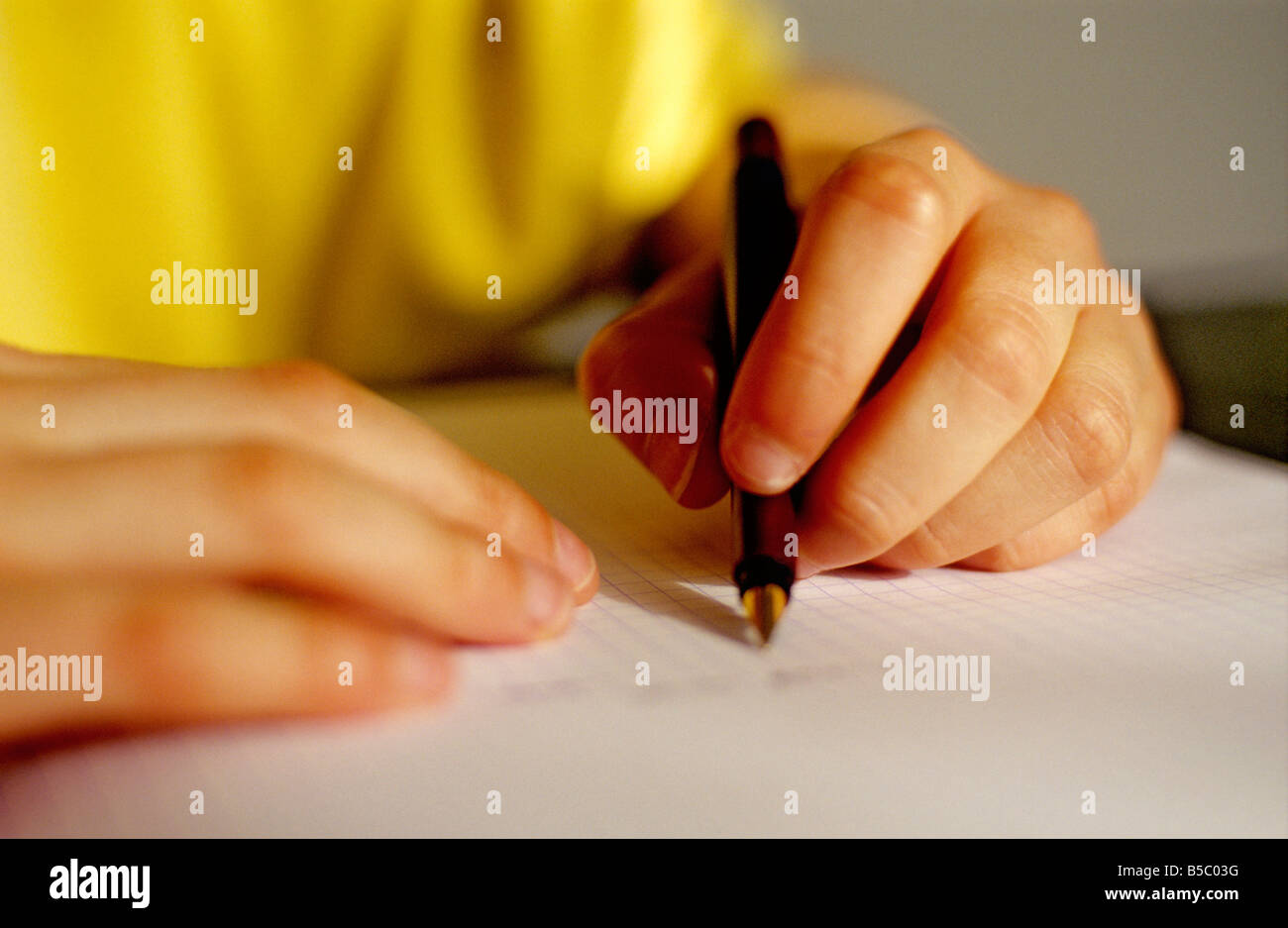 Hände eines Kindes / Schüler ihre Hausaufgaben Stockfoto