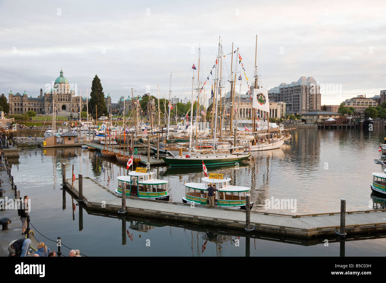 Große Schiffe in Victorias Inner Harbor während jährliche festival Stockfoto