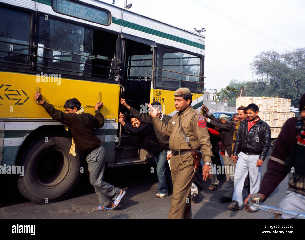 Inder schieben alten Bus, Indien Stockfoto