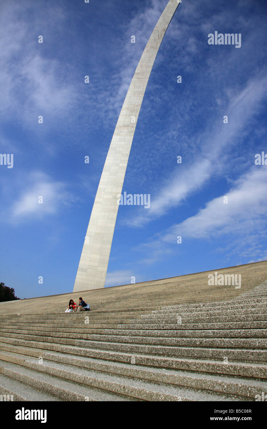 Ende des Regenbogens. Eine Familie ruht unter der Gateway Arch in St. Louis, Missouri. Stockfoto