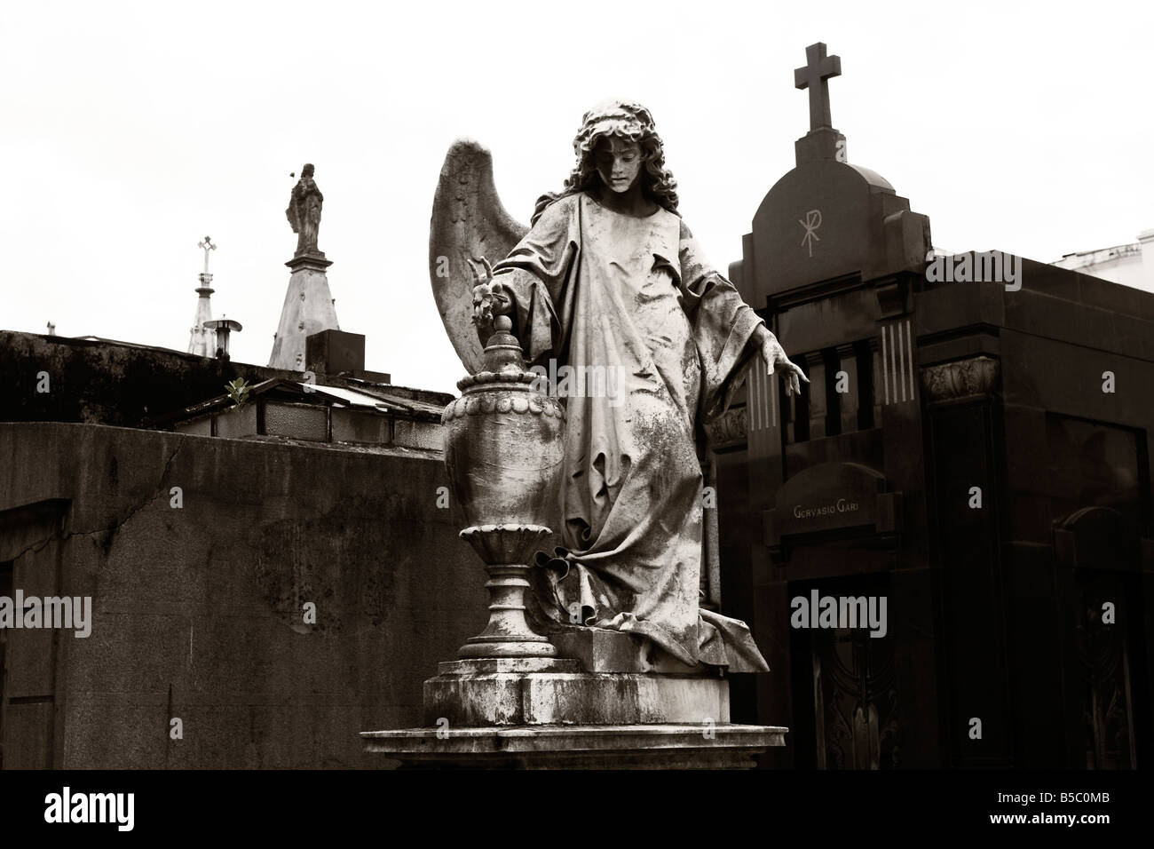 Eine Statue eines geflügelten Engels in Recoleta Friedhof Cementerio de Recoleta im Recoleta in Buenos Aires Argentinien Stockfoto