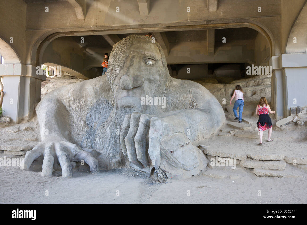 Menschen, die auf den Troll unter der Brücke klettern Skulptur in Fremont Nachbarschaft in Seattle, Washington Stockfoto