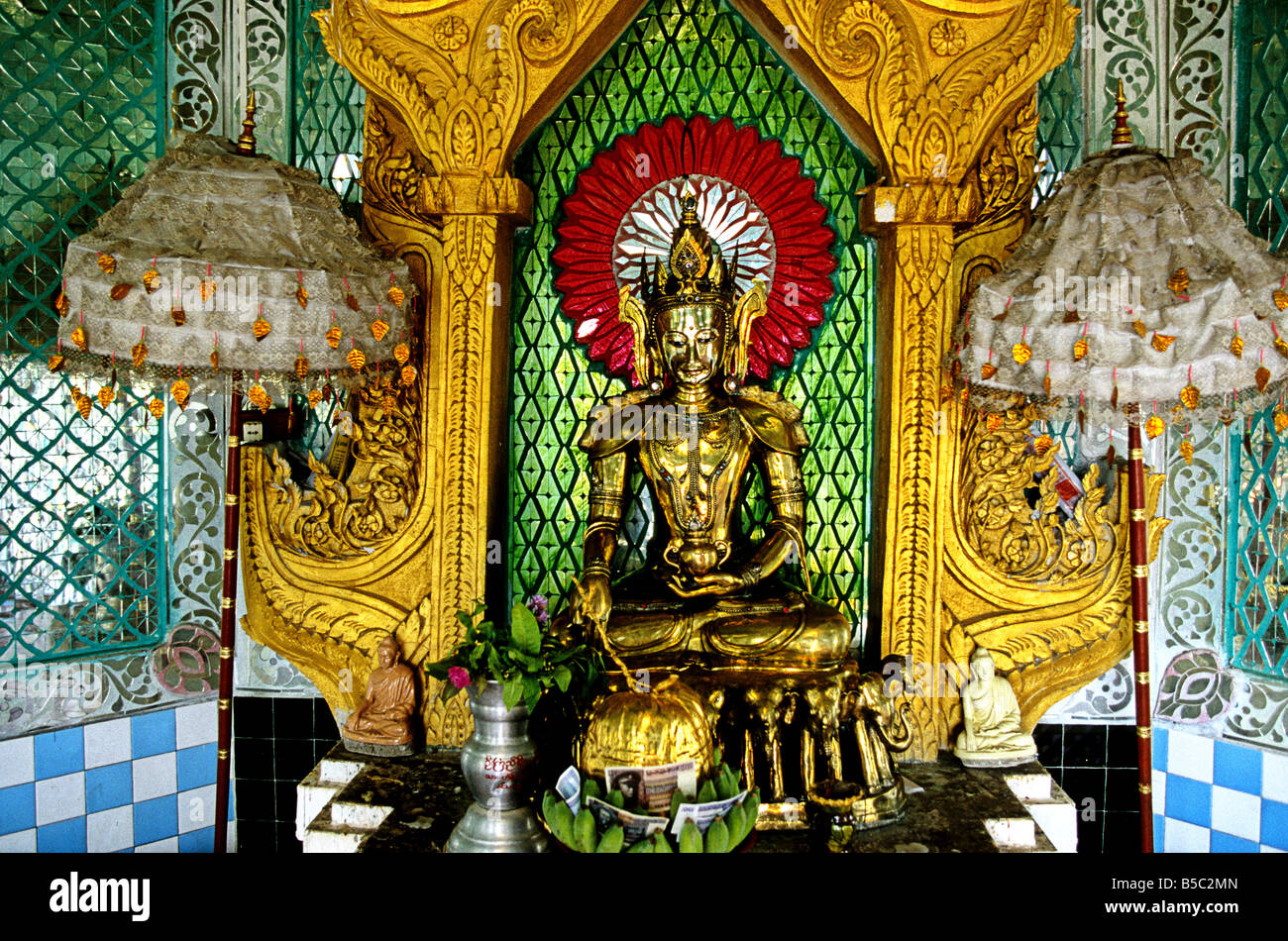 Goldene sitzende Buddha-Statue am Schrein auf Mt Poppa Burma Myanmar Stockfoto