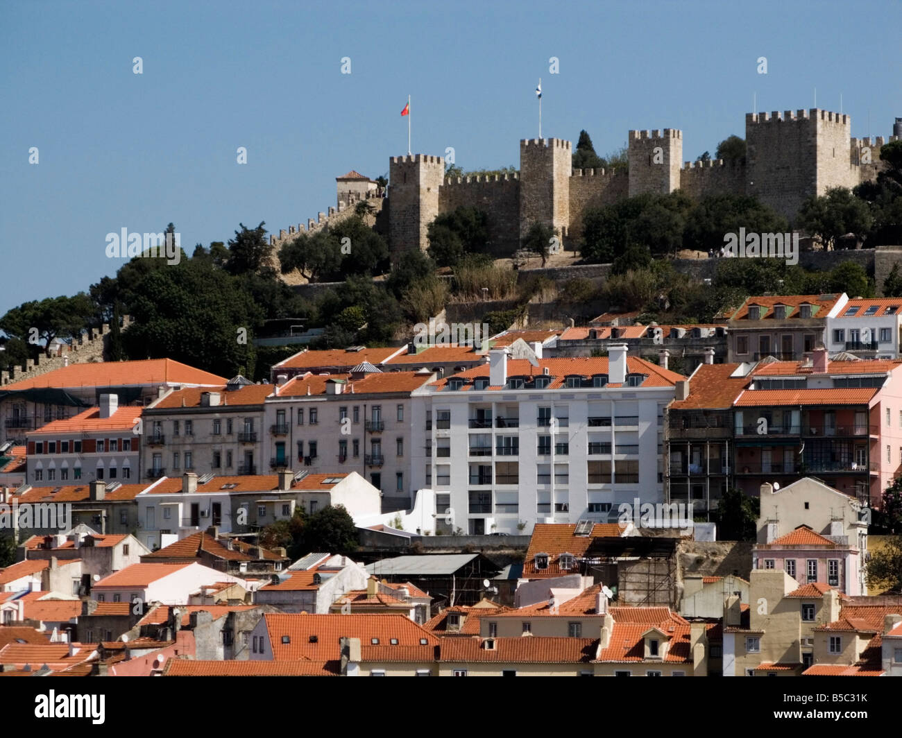 Blick über Lissabon von Elevador Santa Justa (Do Carmo), Baixa mit Castelo Sao Jorge oben, Lissabon, Portugal Stockfoto