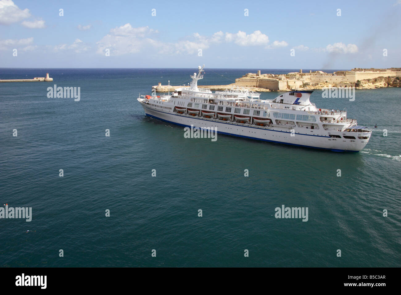 Cruise Ship Saphir verlassen den Grand Harbour, Valletta, Malta. Stockfoto