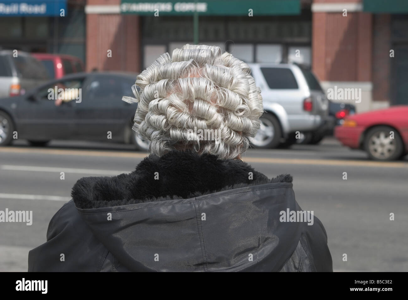 Frau s Frisur an einer Bushaltestelle in Flatbush Avenue in Brooklyn New York Stockfoto