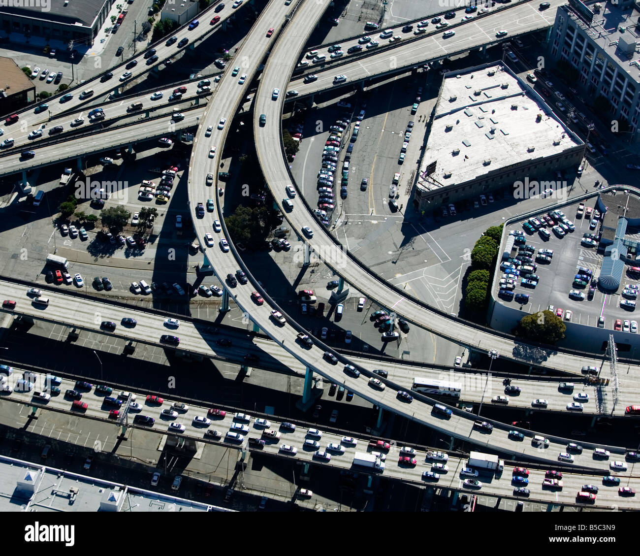 Luftbild oben starker Autoverkehr San Francisco Autobahnen i-80 und US 101 Stockfoto