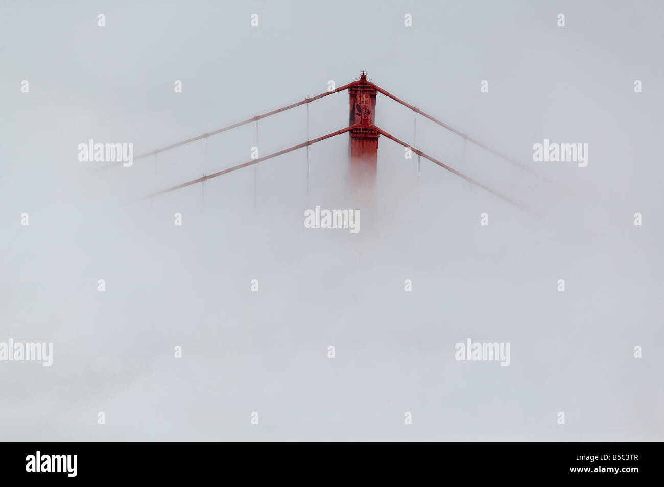 Antenne über Golden Gate Brücke im Nebel Stockfoto