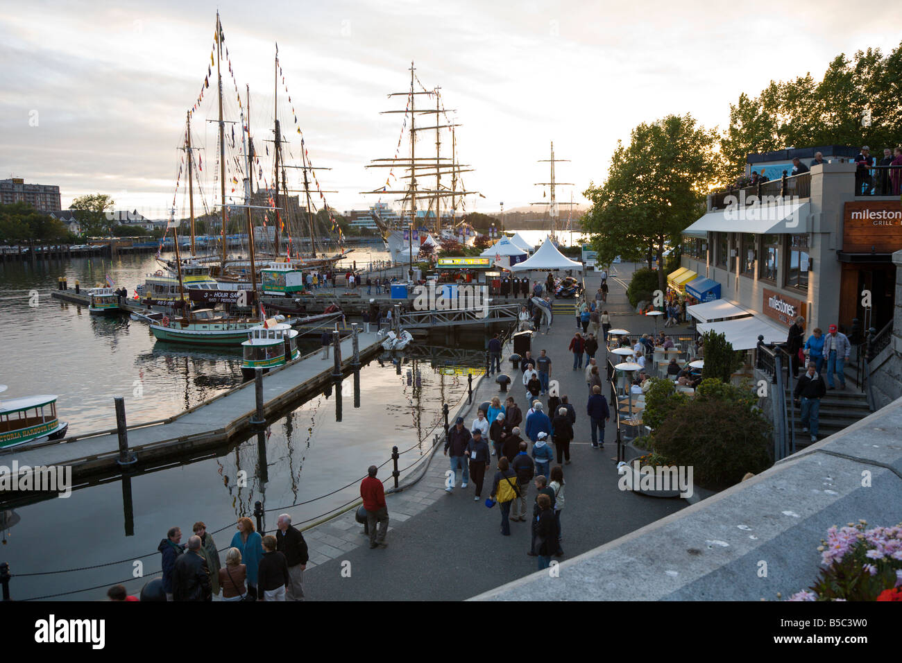 Große Schiffe in Victorias Inner Harbor während jährliche festival Stockfoto