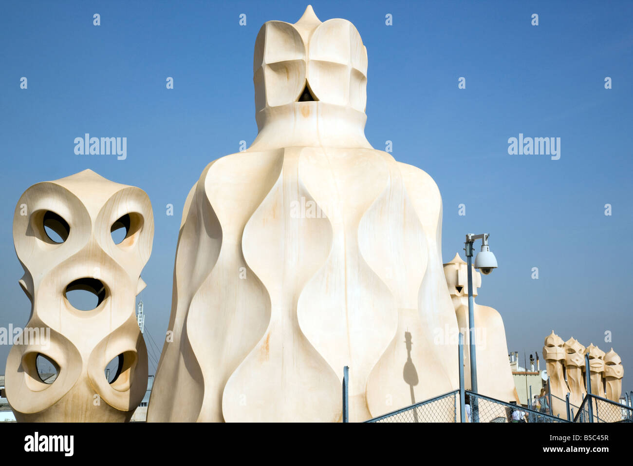 Das Wahrzeichen von Antoni Gaudi, die Schornsteine von Casa Mila La Pedrera Barcelona Katalonien Spanien Stockfoto