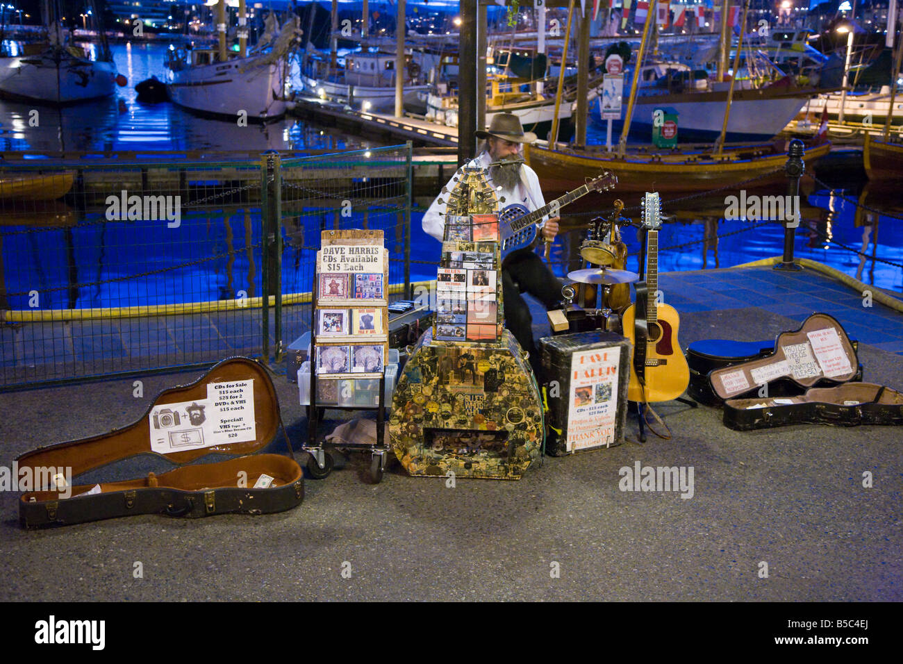 Ein-Mann-Musiker spielt beim Tall Ships Festival im Inner Harbour in Victoria, British Columbia Stockfoto