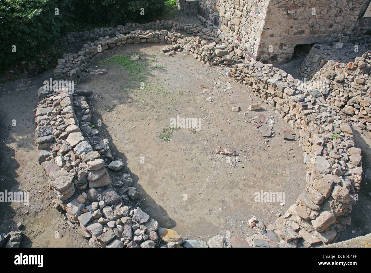 Überreste eines prähistorischen Hauses ausgegraben auf Lipari Burg Stockfoto