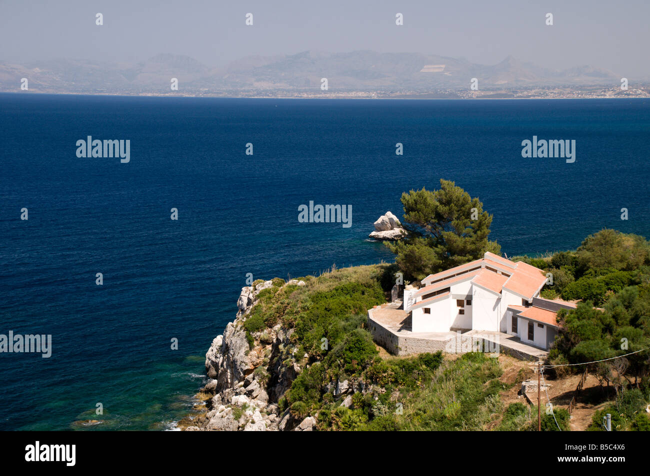 Modernes Haus auf der Klippe über dem Meer Stockfoto Modernes Haus auf der Klippe über dem Meer Stockfoto