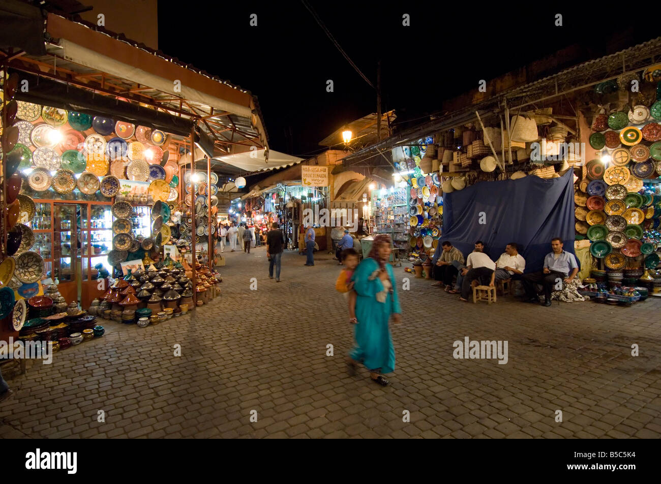 Ein Blick der Menschen vor Ort Einkaufen in den engen Gassen des Bereichs Souk in Marrakesch. Stockfoto