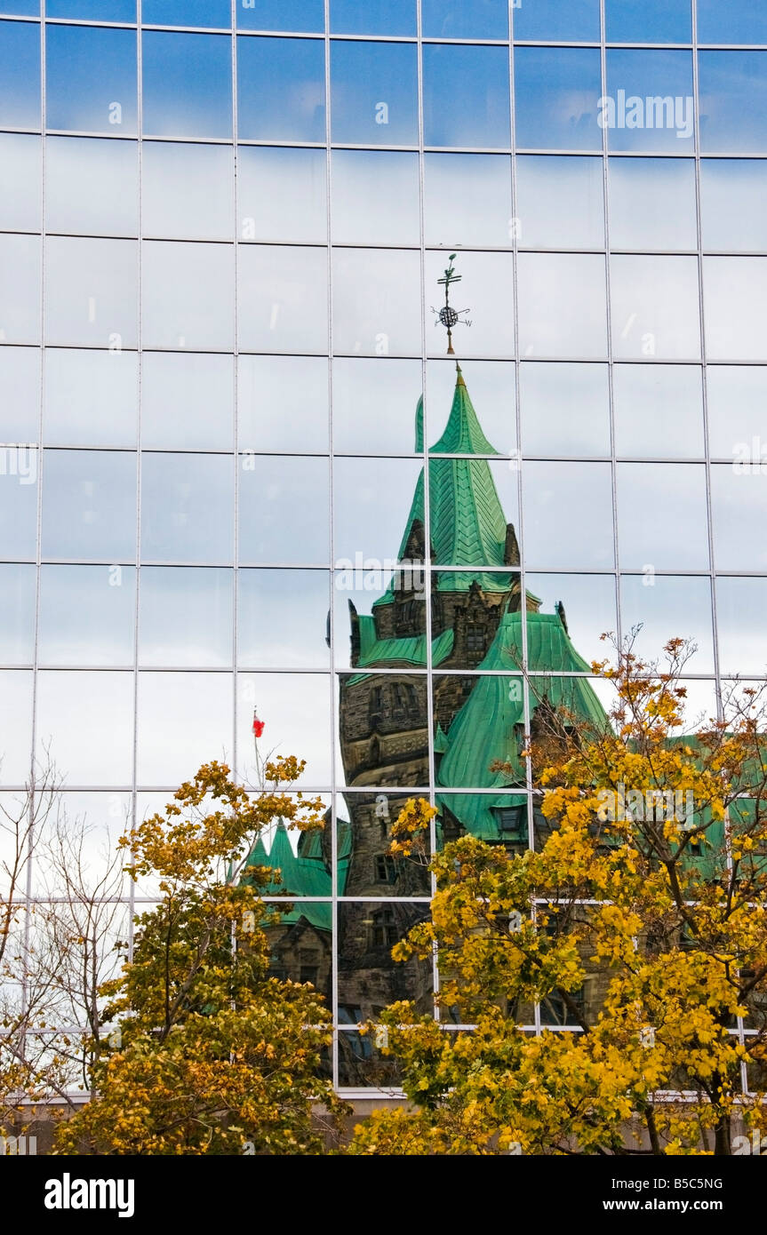 Parlament gesehen spiegelt sich in einem modernen Gebäude Ottawa Ontario Stockfoto