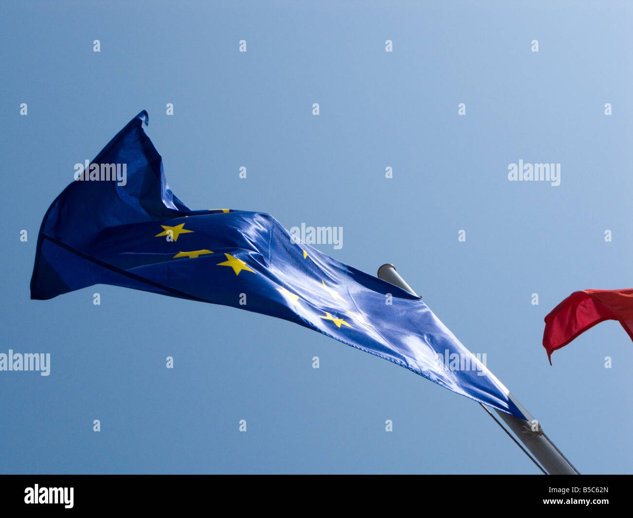 EU-Flagge vor einem strahlend blauen Himmel fliegen Stockfoto