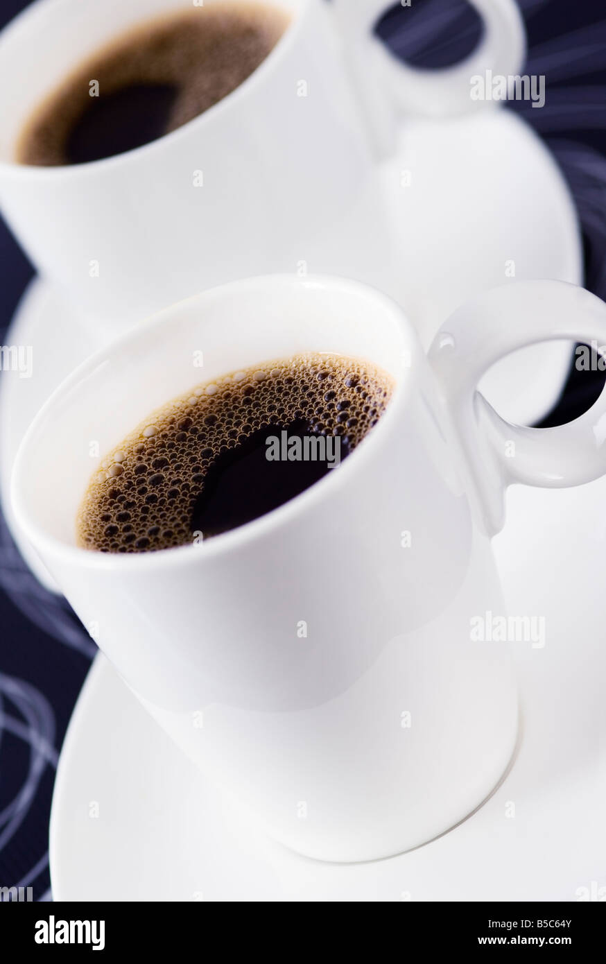 zwei weiße Tassen schwarzen Kaffee Stockfoto