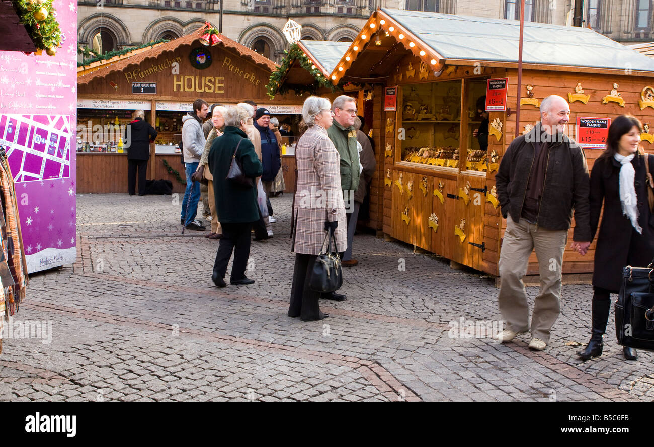 Kontinentalen deutschen Markt Manchester Menschen beim Einkaufen Stockfoto