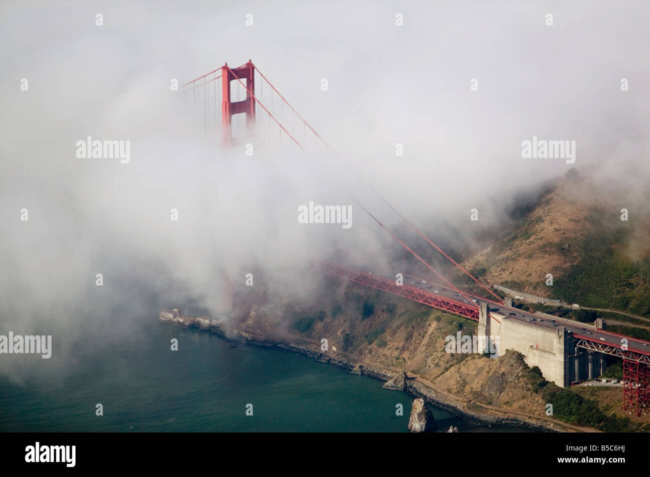 Antenne über Marin county Seite der Golden Gate Brücke im Nebel Stockfoto