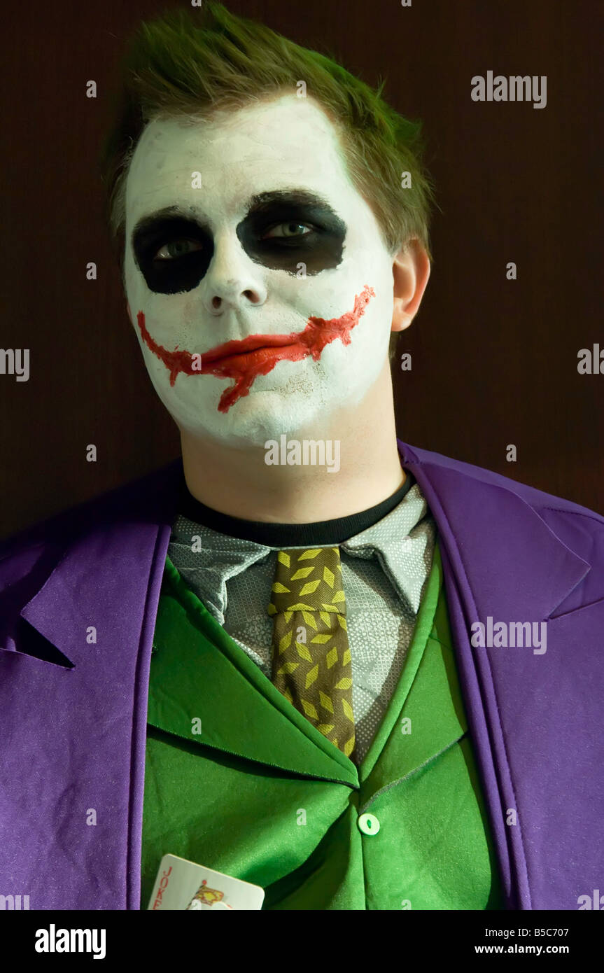 Porträt eines jungen Mannes als verrückten Hollywood und Halloween Bösewicht Stockfoto