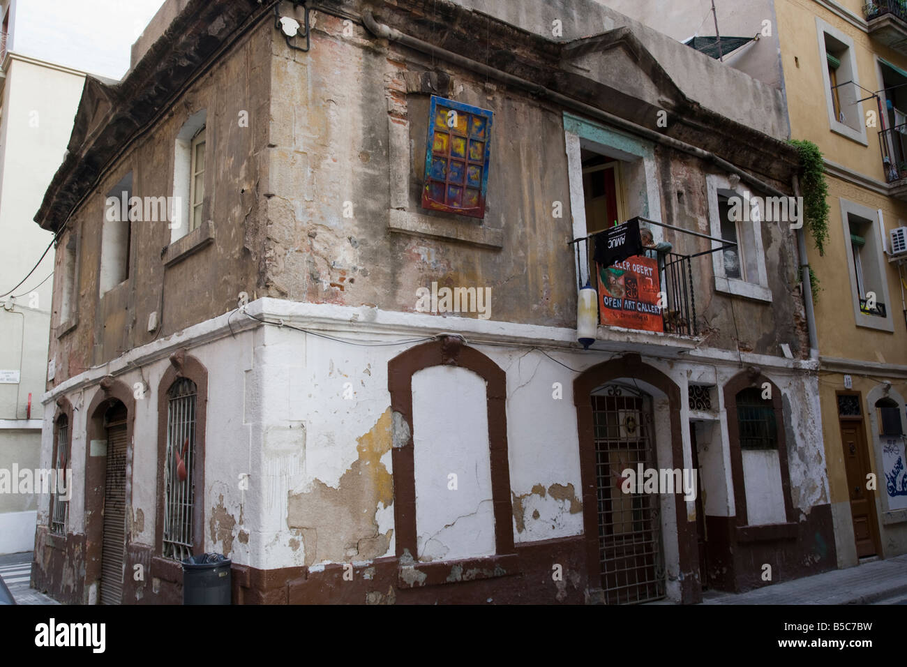 Ein Eckhaus auf der Suche noch schlimmer für Verschleiß in der Nähe von Strand, Barcelona, Katalonien, Spanien Stockfoto