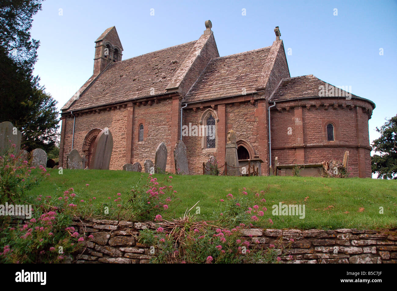 Norman Kirche St Mary & St Davids (c.1140) gesehen aus dem Süden in Kilpeck Herefordshire England UK Stockfoto