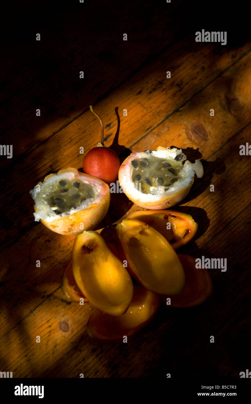 Stillleben mit Obst und Früchten Fetzen auf eine Arbeitsplatte in La Palma, Kanarische Inseln, Spanien. Stockfoto