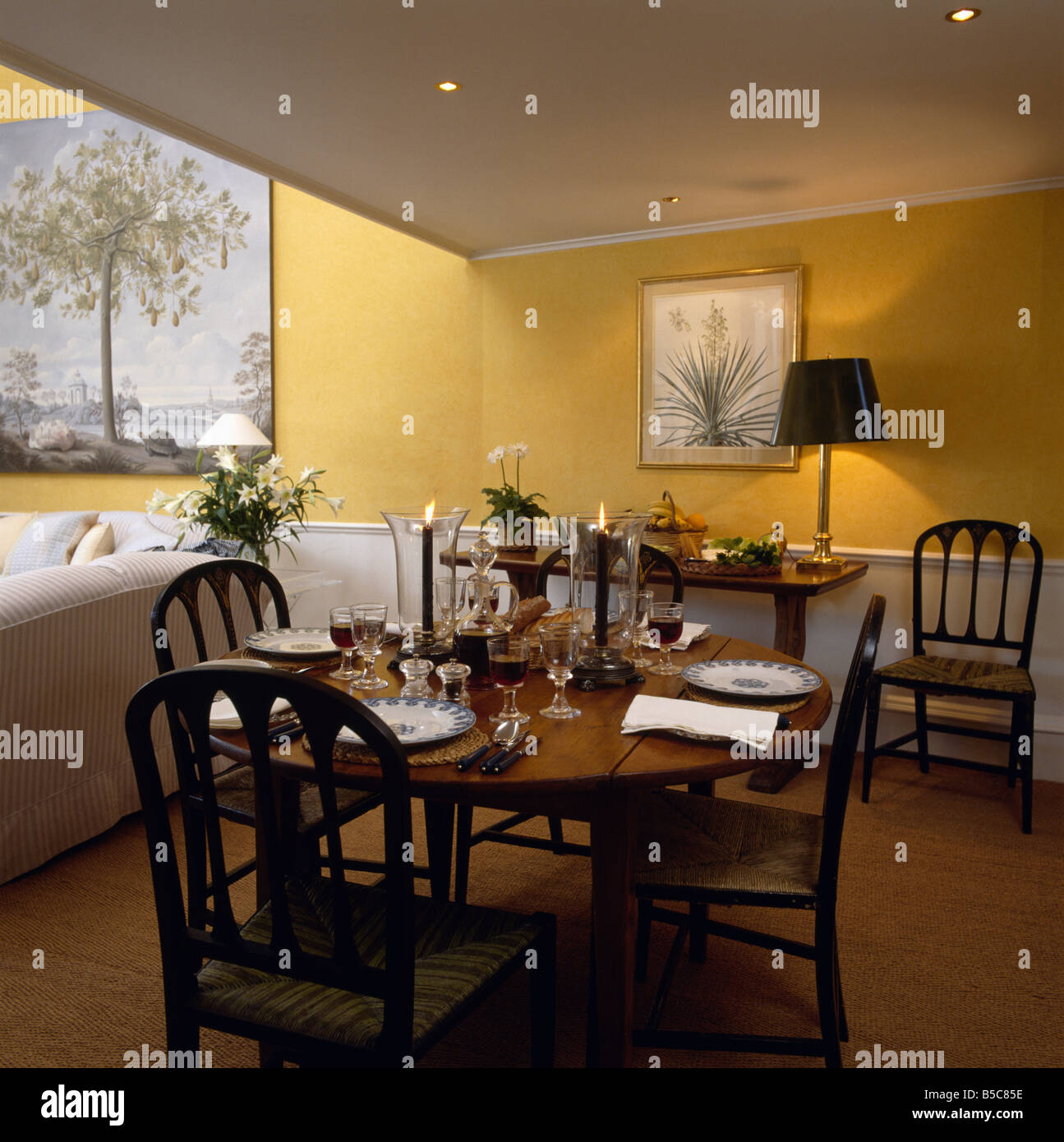 Runden Tisch Zum Abendessen In Offene Gelbe Ess Und Wohnzimmer Mit Mit Zwischendecke Und Sisal Teppich Stockfotografie Alamy