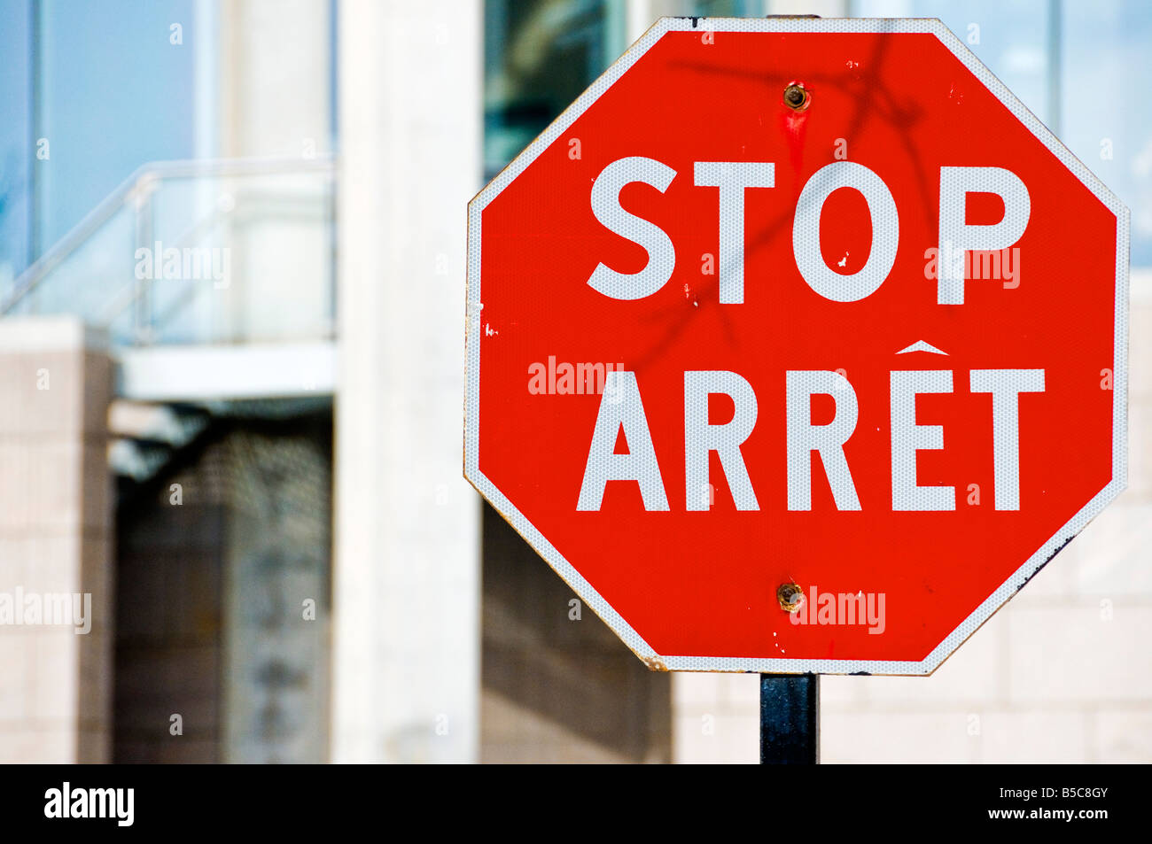 Bilingual traffic sign -Fotos und -Bildmaterial in hoher Auflösung – Alamy
