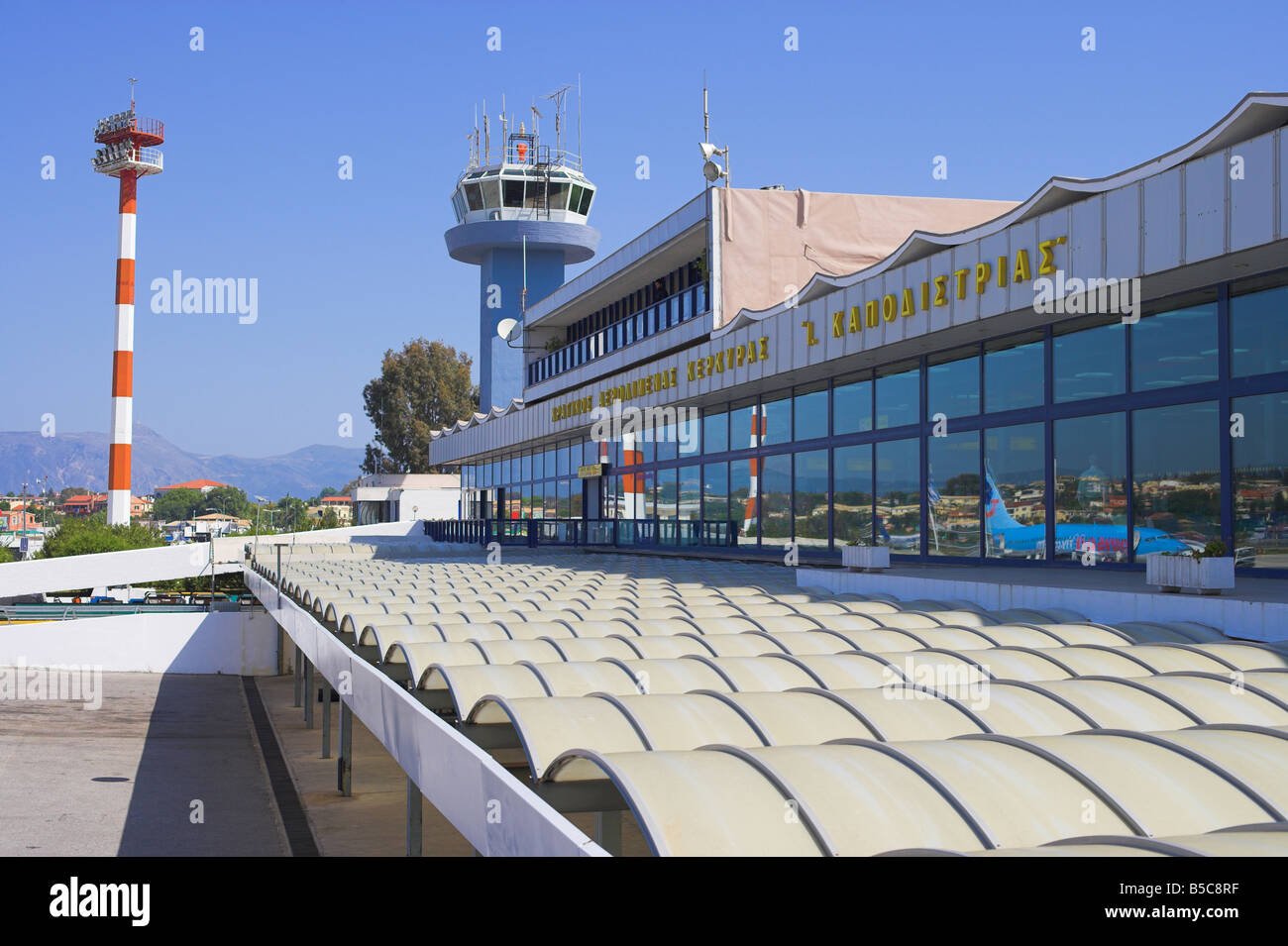 Korfu Flughafen Passagier Terminal und Tower Stockfoto