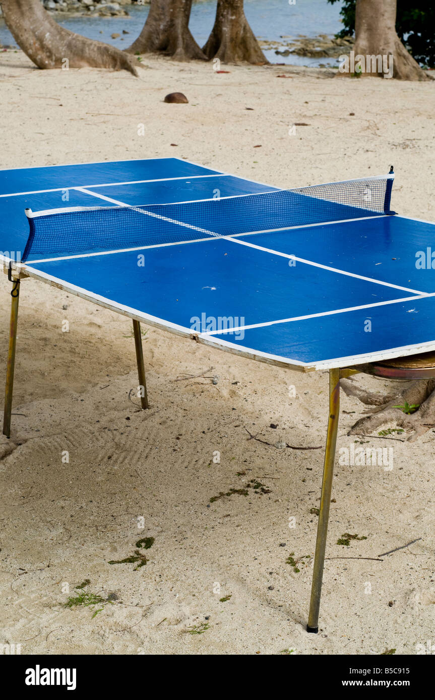 verwitterte Tischtennisplatte auf Sand, genommen in Samoa Stockfoto