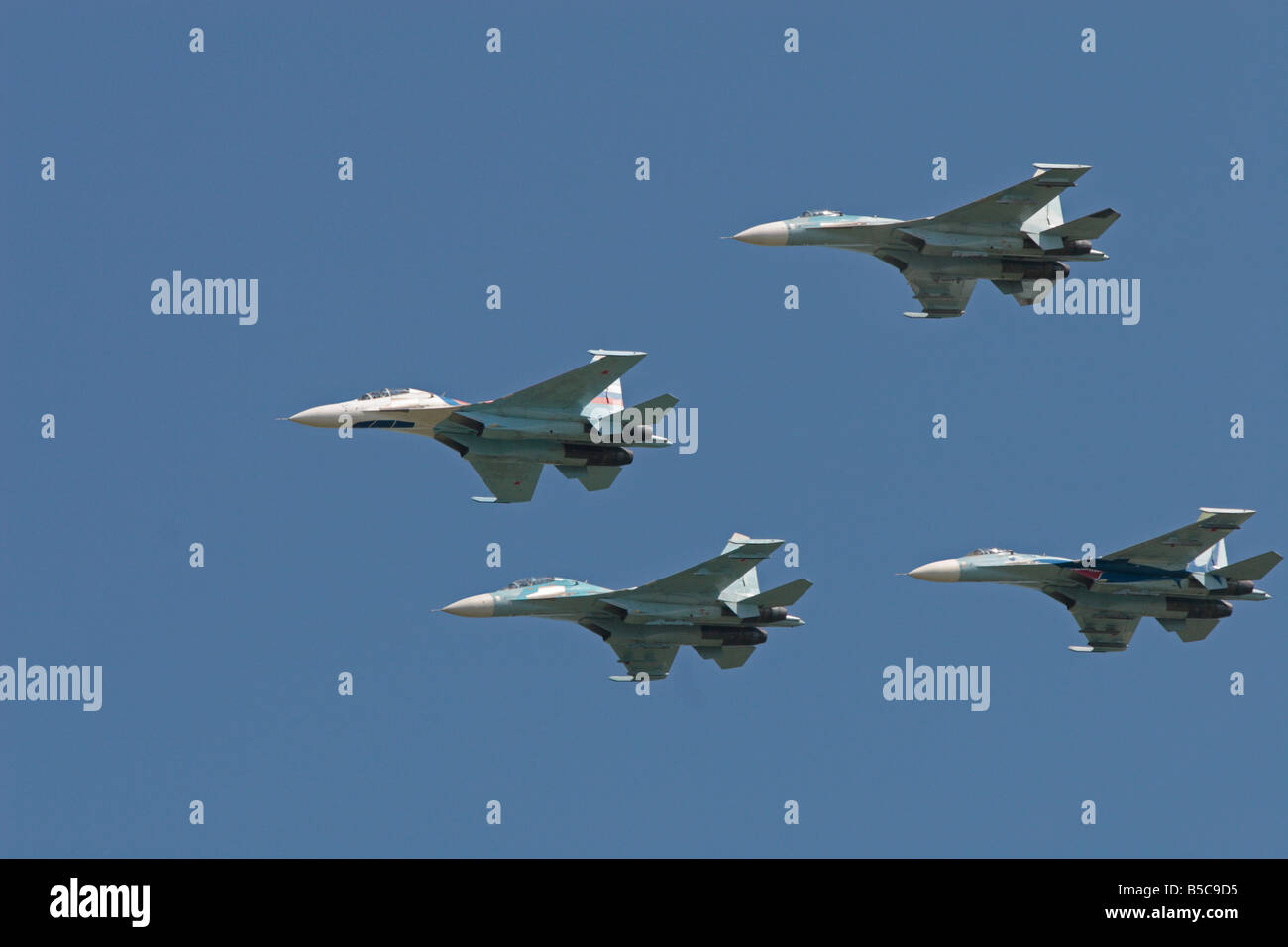 Russian Air Force vier Kämpfer Flugzeuge durchführen während der Luftfahrtmesse Stockfoto