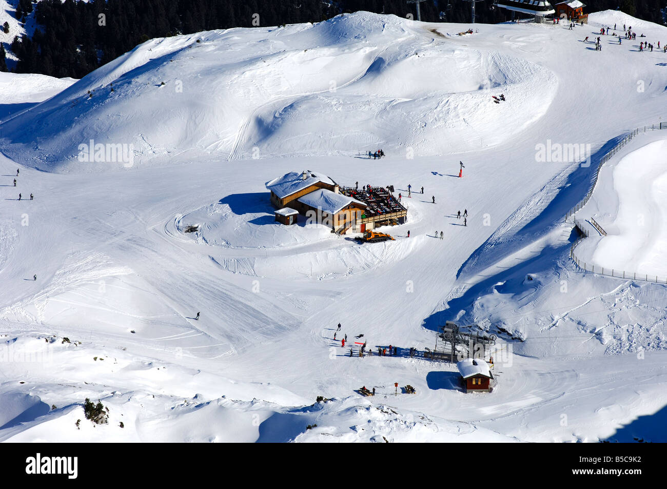 Ski-Hang-Kreuzung mit der Mountain Restaurant, Meribel, Skigebiet Trois Vallees, Savoyen, Frankreich Stockfoto