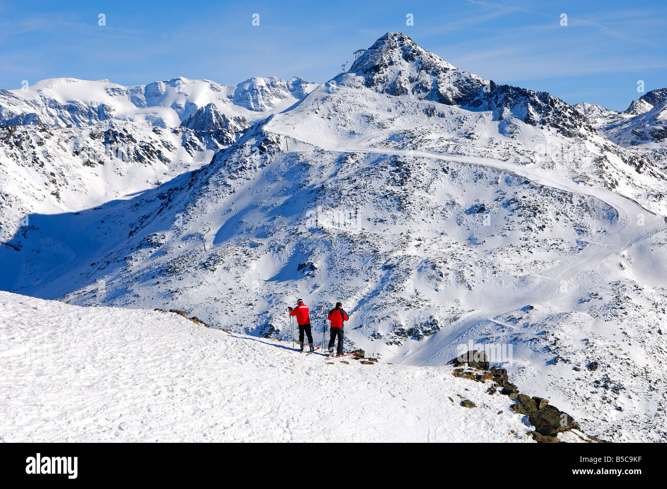 Skifahrer vor den Zick-Zack förmig bergab laufen auf Mont du Vallon, Skigebiet Trois Vallees, Frankreich Stockfoto